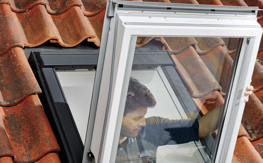 Installer making a fast installation of a VELUX roof window.