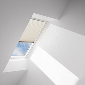 Light filtering single pleated blind, sand