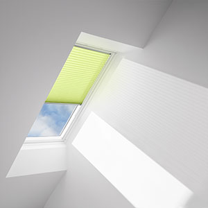 Light filtering single pleated blind, lime