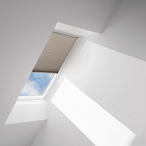 Light filtering single pleated blind, cappuccino