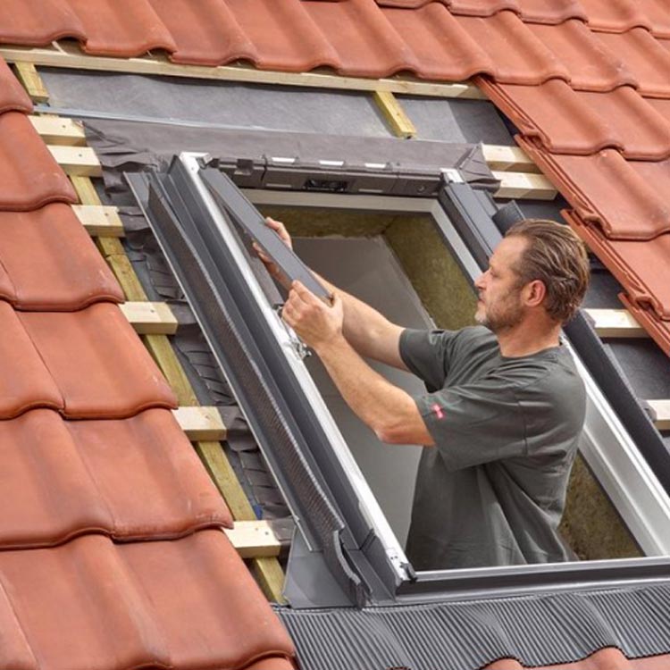 Installing a roof window