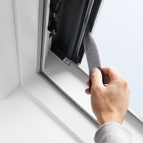 Cleaning of a roof window